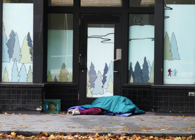 (251104) -- PORTLAND, Nov. 4, 2025 (Xinhua) -- A homeless person is seen sleeping on the sidewalk in Portland, Oregon, the United States, Nov. 4, 2025. The U.S. Senate on Tuesday again failed to pass a temporary funding bill, marking the 14th unsuccessful attempt. This means the federal government shutdown is on track to surpass the 35-day record set during the 2018-2019 shutdown and become the longest in U.S. history. (Xinhua/Wu Xiaoling)