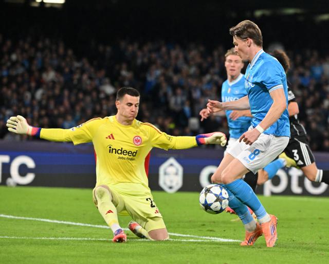 (251105) -- NAPLES, Nov. 5, 2025 (Xinhua) -- Napoli's Scott McTominay (R) vies with Frankfurt's goalkeeper Michael Zetterer during the UEFA Champions League football match between Napoli and Frankfurt in Naples, Italy, on Nov. 4, 2025. (Photo by Alberto Lingria/Xinhua)
