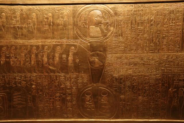 (251105) -- GIZA, Nov. 5, 2025 (Xinhua) -- This photo taken on Nov. 4, 2025 shows the detail of a gilded shrine at the King Tutankhamun exhibition hall of the Grand Egyptian Museum in Giza, Egypt.
  The Grand Egyptian Museum (GEM) opened its doors to the public on Tuesday, establishing itself as one of the world's largest displays of ancient relics, and a high-tech fort dedicated to heritage conservation.
  The main galleries display thousands of previously stored antiquities for the first time, housing the complete collection of some 5,992 artifacts from the tomb of the boy-king Tutankhamun. (Xinhua/Sui Xiankai)