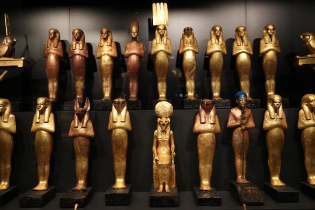 (251105) -- GIZA, Nov. 5, 2025 (Xinhua) -- This photo taken on Nov. 4, 2025 shows exhibits at the King Tutankhamun exhibition hall of the Grand Egyptian Museum in Giza, Egypt.
  The Grand Egyptian Museum (GEM) opened its doors to the public on Tuesday, establishing itself as one of the world's largest displays of ancient relics, and a high-tech fort dedicated to heritage conservation.
  The main galleries display thousands of previously stored antiquities for the first time, housing the complete collection of some 5,992 artifacts from the tomb of the boy-king Tutankhamun. (Xinhua/Sui Xiankai)