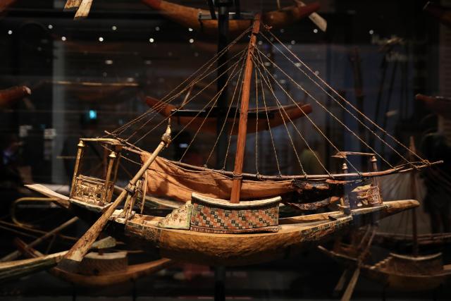 (251105) -- GIZA, Nov. 5, 2025 (Xinhua) -- This photo taken on Nov. 4, 2025 shows a boat model at the King Tutankhamun exhibition hall of the Grand Egyptian Museum in Giza, Egypt.
  The Grand Egyptian Museum (GEM) opened its doors to the public on Tuesday, establishing itself as one of the world's largest displays of ancient relics, and a high-tech fort dedicated to heritage conservation.
  The main galleries display thousands of previously stored antiquities for the first time, housing the complete collection of some 5,992 artifacts from the tomb of the boy-king Tutankhamun. (Xinhua/Sui Xiankai)