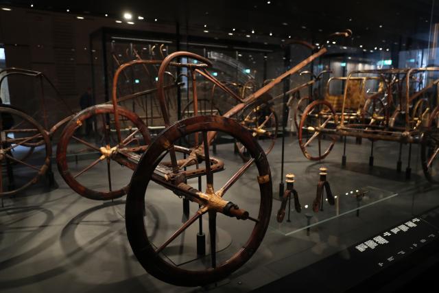 (251105) -- GIZA, Nov. 5, 2025 (Xinhua) -- This photo taken on Nov. 4, 2025 shows a chariot at the King Tutankhamun exhibition hall of the Grand Egyptian Museum in Giza, Egypt.
  The Grand Egyptian Museum (GEM) opened its doors to the public on Tuesday, establishing itself as one of the world's largest displays of ancient relics, and a high-tech fort dedicated to heritage conservation.
  The main galleries display thousands of previously stored antiquities for the first time, housing the complete collection of some 5,992 artifacts from the tomb of the boy-king Tutankhamun. (Xinhua/Sui Xiankai)
