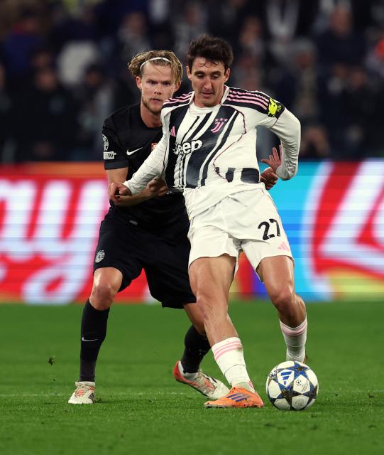(251105) -- TURIN, Nov. 5, 2025 (Xinhua) -- Juventus' Andrea Cambiaso (R) vies with Sporting's Morten Hjulmand during the UEFA Champions League football match between Juventus and Sporting in Turin, Italy, Nov. 4, 2025. (Xinhua)