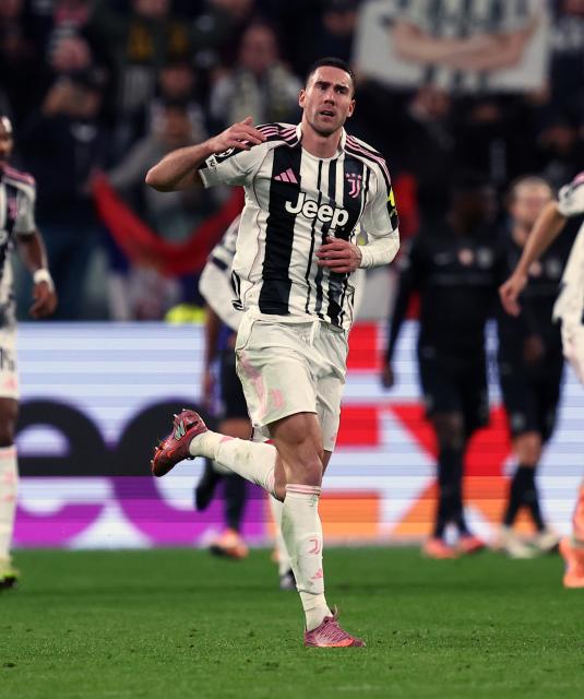 (251105) -- TURIN, Nov. 5, 2025 (Xinhua) -- Juventus' Dusan Vlahovic celebrates his goal during the UEFA Champions League football match between Juventus and Sporting in Turin, Italy, Nov. 4, 2025. (Xinhua)