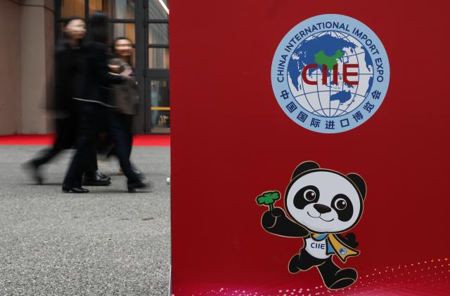 (251105) -- BEIJING, Nov. 5, 2025 (Xinhua) -- People walk inside the National Exhibition and Convention Center (Shanghai), the main venue for the eighth China International Import Expo (CIIE) in east China's Shanghai, Nov. 4, 2025.
  The eighth CIIE will be held in Shanghai from Nov. 5 to 10. (Xinhua/Wang Jingqiang)
