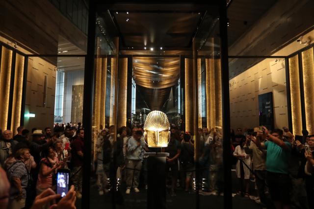 (251105) -- BEIJING, Nov. 5, 2025 (Xinhua) -- Tourists take photos of the golden mask at the King Tutankhamun exhibition hall of the Grand Egyptian Museum in Giza, Egypt, Nov. 4, 2025.
  The Grand Egyptian Museum (GEM) opened its doors to the public on Tuesday, establishing itself as one of the world's largest displays of ancient relics, and a high-tech fort dedicated to heritage conservation. (Xinhua/Sui Xiankai)