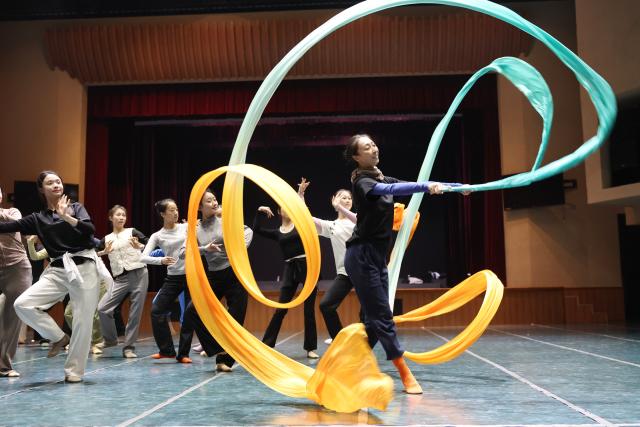 (251105) -- BEIJING, Nov. 5, 2025 (Xinhua) -- Dancers rehearse the dance drama "Flower Rains Along Silk Road" in Lanzhou, northwest China's Gansu Province, Nov. 3, 2025.
  Dunhuang dance refers to a dance style that aims to bring to life the iconic figures depicted on the ancient murals of the Mogao Grottoes, which is a 1,600-year-old UNESCO World Heritage site in Dunhuang. (Xinhua/Chen Bin)