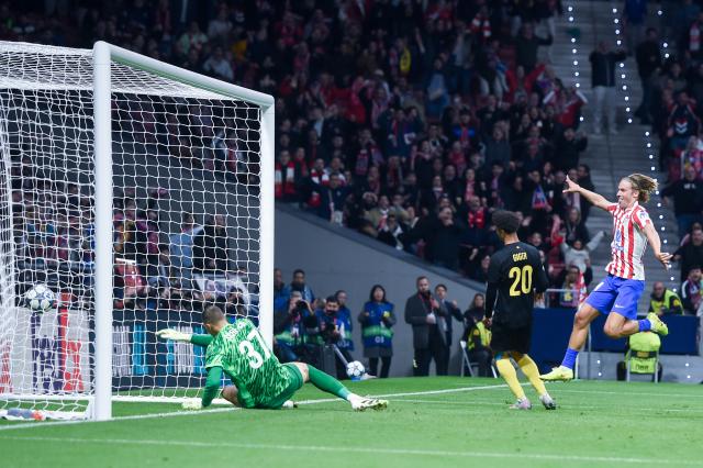 (251105) -- MADRID, Nov. 5, 2025 (Xinhua) -- Marcos Llorente(R) of Atletico de Madrid celebrates a goal during the UEFA Champions League football match between Atletico de Madrid and Union Saint-Gilloise in Madrid, Spain, on Nov. 4, 2025. (Photo by Gustavo Valiente/Xinhua)