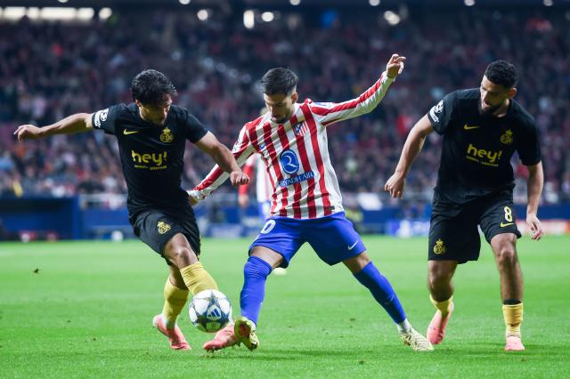 (251105) -- MADRID, Nov. 5, 2025 (Xinhua) -- Alejandro Baena (C) of Atletico de Madrid vies with Kevin Marc Allister (C) Union Saint-Gilloise during the UEFA Champions League football match between Atletico de Madrid and Union Saint-Gilloise in Madrid, Spain, on Nov. 4, 2025. (Photo by Gustavo Valiente/Xinhua)