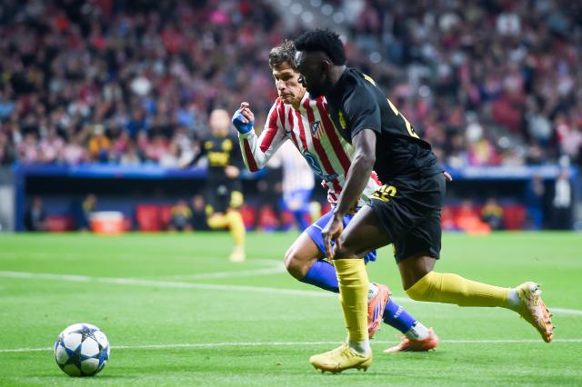 (251105) -- MADRID, Nov. 5, 2025 (Xinhua) -- Giuliano Simeone (back) of Atletico de Madrid vies with Ousseynou Niang of Union Saint-Gilloise during the UEFA Champions League football match between Atletico de Madrid and Union Saint-Gilloise in Madrid, Spain, on Nov. 4, 2025. (Photo by Gustavo Valiente/Xinhua)