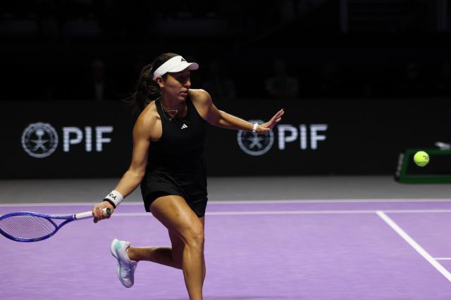 (251105) -- RIYADH, Nov. 5, 2025 (Xinhua) -- Jessica Pegula of the United States returns a ball during the round robin match against Aryna Sabalenka of Belarus at WTA Finals tennis tournament in Riyadh, Saudi Arabia, on Nov. 4, 2025. (Xinhua/Luo Chen)
