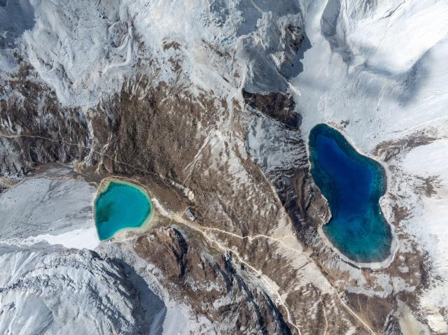 (251106) -- DAOCHENG, Nov. 6, 2025 (Xinhua) -- An aerial drone photo taken on Oct. 27, 2025 shows a view of the Yading scenic spot in Daocheng County of Tibetan Autonomous Prefecture of Garze, southwest China's Sichuan Province. The Yading scenic spot is in its best viewing season recently, attracting flocks of tourists there. (Xinhua/Jiang Hongjing)