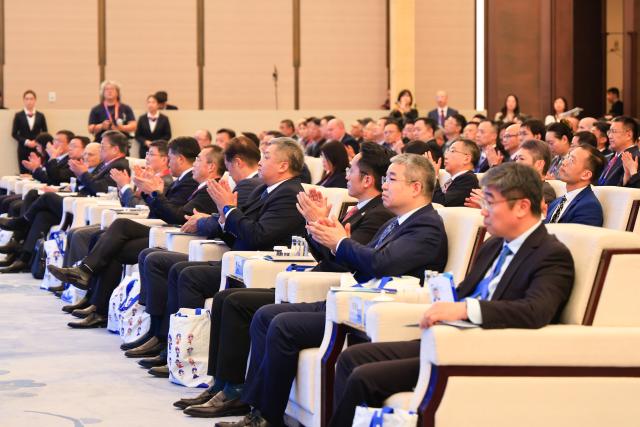 (251106) -- SHANGHAI, Nov. 6, 2025 (Xinhua) -- A sub-forum titled "Facilitating Cross-border Trade's Resilience Through Maritime Trade Finance" is held during the 8th Hongqiao International Economic Forum at the National Exhibition and Convention Center (Shanghai) in Shanghai, east China, Nov. 6, 2025. (Xinhua/Liu Jiaqi)