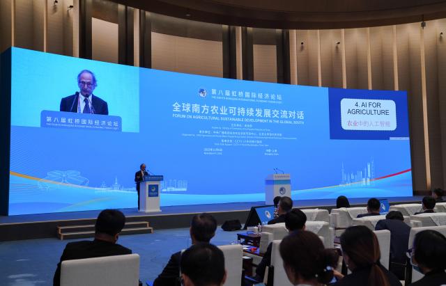 (251106) -- SHANGHAI, Nov. 6, 2025 (Xinhua) -- Michael Levitt, 2013 Nobel laureate in chemistry, speaks at the Forum on Agricultural Sustainable Development in the Global South during the 8th Hongqiao International Economic Forum at the National Exhibition and Convention Center (Shanghai) in Shanghai, east China, Nov. 6, 2025. (Xinhua/Fan Yuqing)