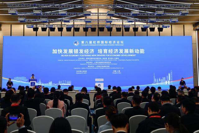 (251106) -- SHANGHAI, Nov. 6, 2025 (Xinhua) -- A sub-forum titled "Silver Economy: Fostering New Drivers for Economic Development" is held during the 8th Hongqiao International Economic Forum at the National Exhibition and Convention Center (Shanghai) in Shanghai, east China, Nov. 6, 2025. (Xinhua/Liu Jiaqi)