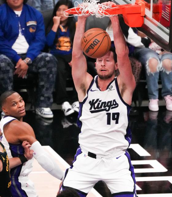(251106) -- SACRAMENTO, Nov. 6, 2025 (Xinhua) -- Drew Eubanks (R) of Sacramento Kings dunks during the 2025-2026 NBA regular season match between Sacramento Kings and Golden State Warriors in Sacramento, the United States, Nov. 5, 2025. (Photo by Sun Yuxuan/Xinhua)
