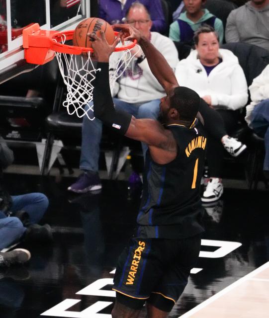 (251106) -- SACRAMENTO, Nov. 6, 2025 (Xinhua) -- Jonathan Kuminga of Golden State Warriors dunks during the 2025-2026 NBA regular season match between Sacramento Kings and Golden State Warriors in Sacramento, the United States, Nov. 5, 2025. (Photo by Sun Yuxuan/Xinhua)