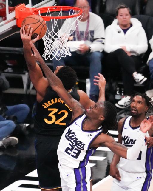 (251106) -- SACRAMENTO, Nov. 6, 2025 (Xinhua) -- Keon Ellis (R) of Sacramento Kings defends of Trayce Jackson-Davis Golden State Warriors during the 2025-2026 NBA regular season match between Sacramento Kings and Golden State Warriors in Sacramento, the United States, Nov. 5, 2025. (Photo by Sun Yuxuan/Xinhua)
