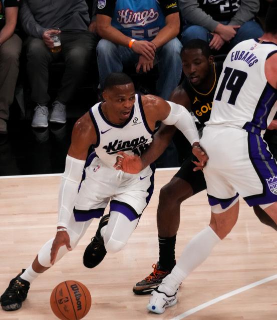(251106) -- SACRAMENTO, Nov. 6, 2025 (Xinhua) -- Russell Westbrook (L) of Sacramento Kings breaks through during the 2025-2026 NBA regular season match between Sacramento Kings and Golden State Warriors in Sacramento, the United States, Nov. 5, 2025. (Photo by Sun Yuxuan/Xinhua)