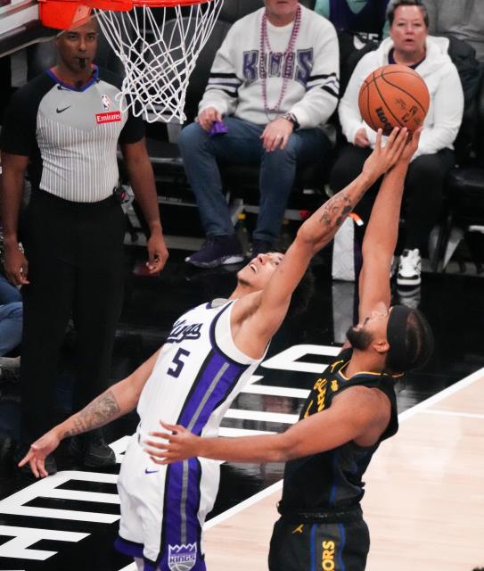 (251106) -- SACRAMENTO, Nov. 6, 2025 (Xinhua) -- Moses Moody (R) of Golden State Warriors vies for the ball during the 2025-2026 NBA regular season match between Sacramento Kings and Golden State Warriors in Sacramento, the United States, Nov. 5, 2025. (Photo by Sun Yuxuan/Xinhua)