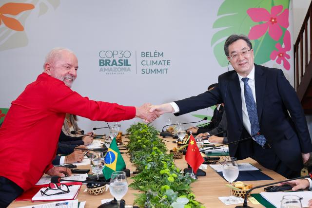 (251105) -- BELEM, Nov. 5, 2025 (Xinhua) -- Chinese Vice Premier Ding Xuexiang, also a member of the Standing Committee of the Political Bureau of the Communist Party of China (CPC) Central Committee, meets with Brazilian President Luiz Inacio Lula da Silva in Belem, Brazil, Nov. 5, 2025. (Xinhua/Liu Bin)