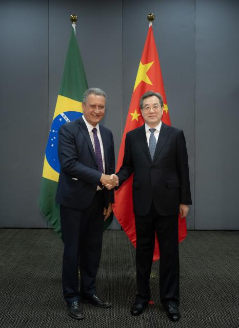 (251105) -- BELEM, Nov. 5, 2025 (Xinhua) -- Chinese Vice Premier Ding Xuexiang, also a member of the Standing Committee of the Political Bureau of the Communist Party of China (CPC) Central Committee, meets with Chief of Staff of the Brazilian Presidency Rui Costa in Belem, Brazil, Nov. 5, 2025. (Xinhua/Zhai Jianlan)