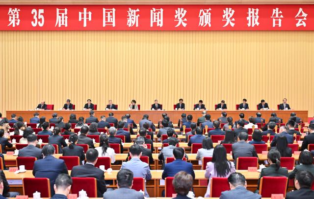 (251106) -- BEIJING, Nov. 6, 2025 (Xinhua) -- Li Shulei, a member of the Political Bureau of the Communist Party of China (CPC) Central Committee and head of the Publicity Department of the CPC Central Committee, attends and addresses the award ceremony of the 35th China Journalism Award in Beijing, capital of China, Nov. 6, 2025. (Xinhua/Yue Yuewei)