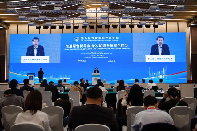 (251106) -- SHANGHAI, Nov. 6, 2025 (Xinhua) -- A sub-forum titled "Promoting Green Trade Liberalization and Accelerating the Global Green Transition" is held during the 8th Hongqiao International Economic Forum at the National Exhibition and Convention Center (Shanghai) in Shanghai, east China, Nov. 6, 2025. (Xinhua/Tian Weiwei)