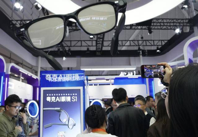 (251106) -- TONGXIANG, Nov. 6, 2025 (Xinhua) -- People visit the 2025 World Internet Conference (2025 WIC) Light of Internet Expo in Wuzhen, east China's Zhejiang Province, Nov. 6, 2025. The expo kicked off here on Thursday, showcasing more than 1,000 cutting-edge AI technology products from over 600 domestic and overseas enterprises. (Xinhua/Liu Qiong)