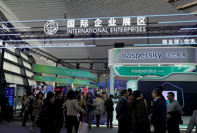 (251106) -- TONGXIANG, Nov. 6, 2025 (Xinhua) -- This photo taken on Nov. 6, 2025 shows a scene at the international enterprises section of the 2025 World Internet Conference (2025 WIC) Light of Internet Expo in Wuzhen, east China's Zhejiang Province. The expo kicked off here on Thursday, showcasing more than 1,000 cutting-edge AI technology products from over 600 domestic and overseas enterprises. (Xinhua/Zhao Yusi)