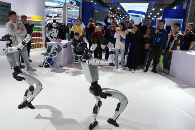 (251106) -- TONGXIANG, Nov. 6, 2025 (Xinhua) -- Humanoid robots dance at the 2025 World Internet Conference (2025 WIC) Light of Internet Expo in Wuzhen, east China's Zhejiang Province, Nov. 6, 2025. The expo kicked off here on Thursday, showcasing more than 1,000 cutting-edge AI technology products from over 600 domestic and overseas enterprises. (Xinhua/Huang Zongzhi)
