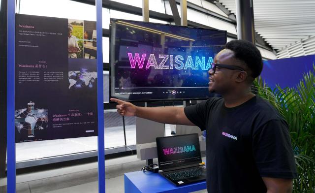 (251106) -- TONGXIANG, Nov. 6, 2025 (Xinhua) -- A Zimbabwean exhibitor promotes a self-developed supply chain platform at the 2025 World Internet Conference (2025 WIC) Light of Internet Expo in Wuzhen, east China's Zhejiang Province, Nov. 6, 2025. The expo kicked off here on Thursday, showcasing more than 1,000 cutting-edge AI technology products from over 600 domestic and overseas enterprises. (Xinhua/Zhao Yusi)