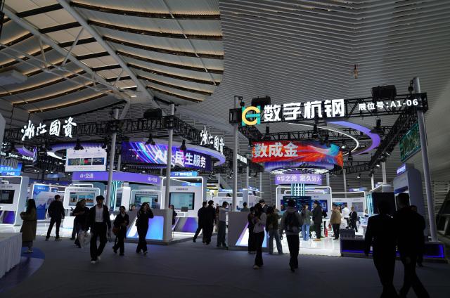 (251106) -- TONGXIANG, Nov. 6, 2025 (Xinhua) -- This photo taken on Nov. 6, 2025 shows a scene at the 2025 World Internet Conference (2025 WIC) Light of Internet Expo in Wuzhen, east China's Zhejiang Province. The expo kicked off here on Thursday, showcasing more than 1,000 cutting-edge AI technology products from over 600 domestic and overseas enterprises. (Xinhua/Zhao Yusi)