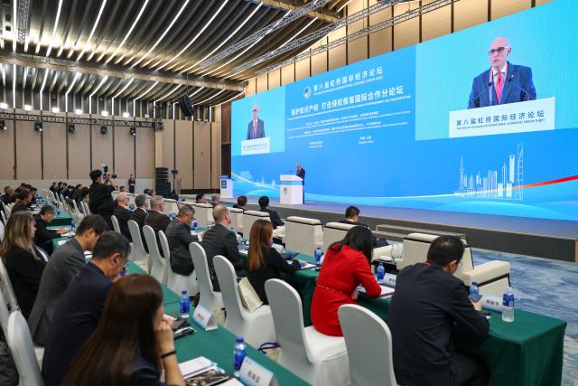 (251106) -- SHANGHAI, Nov. 6, 2025 (Xinhua) -- A sub-forum titled "International Cooperation in Protecting IPR and Fighting Against IPR Infringement and Counterfeiting" is held during the 8th Hongqiao International Economic Forum at the National Exhibition and Convention Center (Shanghai) in Shanghai, east China, Nov. 6, 2025. (Xinhua/Wang Zecong)