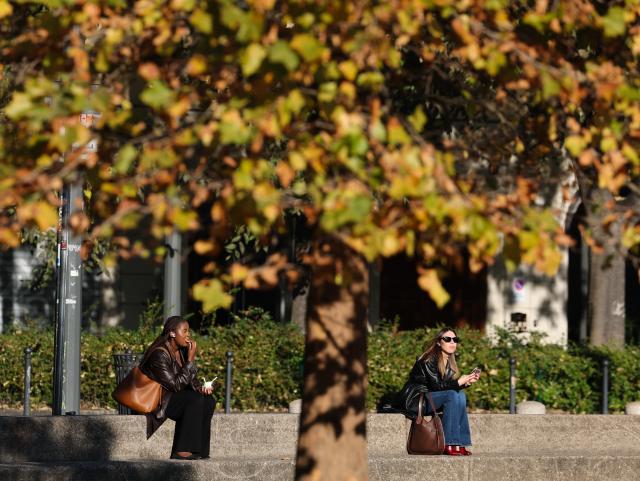 (251106) -- MILAN, Nov. 6, 2025 (Xinhua) -- People rest at Piazza Sempione in Milan, Italy, Nov. 5, 2025. (Xinhua/Li Jing)