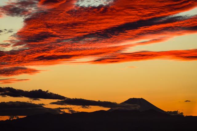 (251106) -- TOKYO, Nov. 6, 2025 (Xinhua) -- This photo taken with a mobile phone in Tokyo, Japan, shows the fiery clouds and Mount Fuji, on Nov. 6, 2025. (Xinhua/Jia Haocheng)