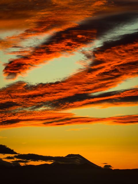 (251106) -- TOKYO, Nov. 6, 2025 (Xinhua) -- This photo taken with a mobile phone in Tokyo, Japan, shows the fiery clouds and Mount Fuji, on Nov. 6, 2025. (Xinhua/Jia Haocheng)