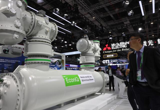 (251106) -- SHANGHAI, Nov. 6, 2025 (Xinhua) -- Visitors view a SF6-free circuit breaker of Hitachi, which made its debut in China, during the China International Import Expo (CIIE) in east China's Shanghai, Nov. 6, 2025. Many exhibitors showcased their latest products for the first time at the 8th CIIE in Shanghai. (Xinhua/Fang Zhe)