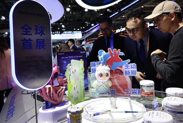 (251106) -- SHANGHAI, Nov. 6, 2025 (Xinhua) -- Visitors view an extra support guidewire of Medtronic, which made its global debut during the 8th China International Import Expo (CIIE) in east China's Shanghai, Nov. 6, 2025. Many exhibitors showcased their latest products for the first time at the 8th CIIE in Shanghai. (Xinhua/Fang Zhe)