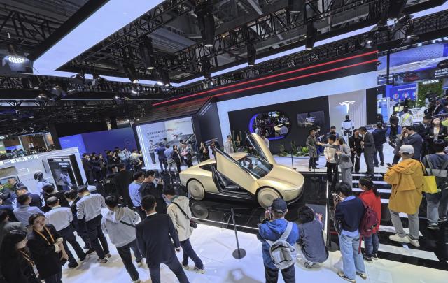 (251106) -- SHANGHAI, Nov. 6, 2025 (Xinhua) -- Visitors view Tesla's Cybercab, which made its Asia-Pacific debut during the 8th China International Import Expo (CIIE) in east China's Shanghai, Nov. 6, 2025. Many exhibitors showcased their latest products for the first time at the 8th CIIE in Shanghai. (Xinhua/Fang Zhe)