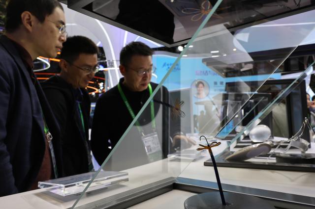 (251106) -- SHANGHAI, Nov. 6, 2025 (Xinhua) -- Visitors view the latest products of Boston Scientific during the 8th China International Import Expo (CIIE) in east China's Shanghai, Nov. 6, 2025. Many exhibitors showcased their latest products for the first time at the 8th CIIE in Shanghai. (Xinhua/Fang Zhe)