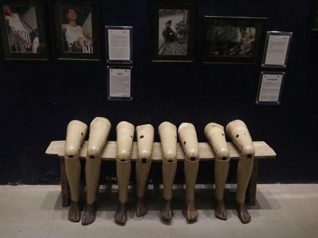 (251106) -- VIENTIANE, Nov. 6, 2025 (Xinhua) -- This photo taken on Nov. 6, 2025 shows the artificial limbs displayed in the Cooperative Orthotic and Prosthetic Enterprise (COPE), also known as the COPE Visitor Center, in Vientiane, Laos. The Cooperative Orthotic and Prosthetic Enterprise, located in Vientiane, capital of Laos, displays various prosthetics and war remnants such as bomb shells, documenting the damage caused by wars and unexploded ordnance to Laos. (Photo by Wang Yuping/Xinhua)