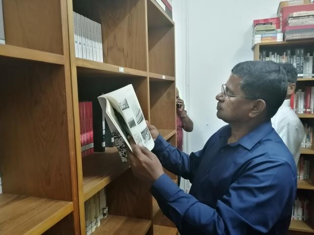 (251106) -- COLOMBO, Nov. 6, 2025 (Xinhua) -- Guests visit the library of the China Cultural Center in Colombo, Sri Lanka, Nov. 5, 2025. The China Cultural Center in Sri Lanka on Wednesday unveiled its library at a ceremony held in Colombo, Sri Lanka's capital. (Xinhua/Wu Ziyu)