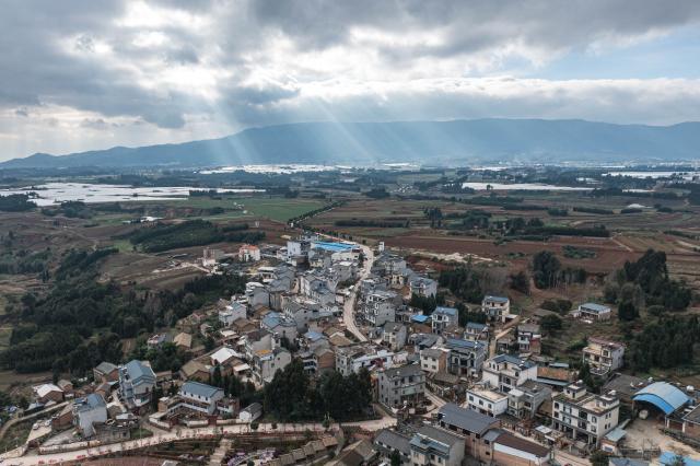 (251106) -- QUJING, Nov. 6, 2025 (Xinhua) -- An aerial drone photo taken on Nov. 5, 2025 shows a view of Liaohu Village in Qujing, southwest China's Yunnan Province. Located on the bank of the Nanpan River in the city of Qujing, the Liaohu Village boasts a thousand-year pottery-making tradition. (Xinhua/Wang Guansen)