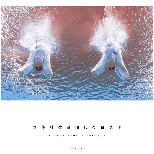 (251106) -- BEIJING, Nov. 6, 2025 (Xinhua) -- Chen Yuxi/Zhang Minjie of Shanghai compete during the women's synchronised 10m platform final of diving at China's 15th National Games in Guangzhou, south China's Guangdong Province, Nov. 6, 2025. (Xinhua/Xia Yifang)