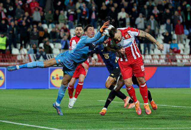 (251107) -- BELGRADE, Nov. 7, 2025 (Xinhua) -- Crvena Zvezda's Marko Arnautovic (front R) vies with LOSC Lille's goalkeeper Berke Ozer (front L) during the UEFA Europa League football match between Crvena Zvezda and LOSC Lille in Belgrade, Serbia, on Nov. 6, 2025. (Photo by Predrag Milosavljevic/Xinhua)