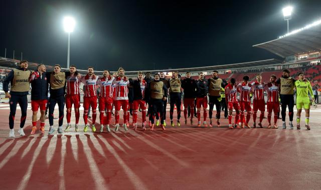 (251107) -- BELGRADE, Nov. 7, 2025 (Xinhua) -- Players of Crvena Zvezda celebrate victory after winning the UEFA Europa League football match between Crvena Zvezda and LOSC Lille in Belgrade, Serbia, on Nov. 6, 2025. (Photo by Predrag Milosavljevic/Xinhua)