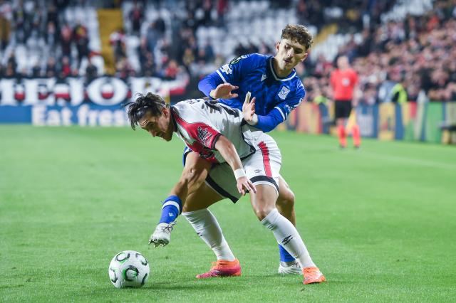(251107) -- MADRID, Nov. 7, 2025 (Xinhua) -- Alfonso Espino (front) of Rayo Vallecano vies with Pablo Rodriguez of Lech Poznan during the round 3 match between Rayo Vallecano and Lech Poznan at the 2025-2026 UEFA Europa Conference League in Madrid, Spain, Nov. 6, 2025. (Photo by Gustavo Valiente/Xinhua)