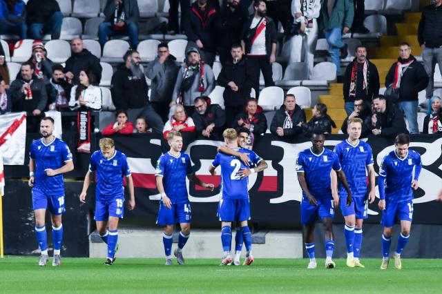 (251107) -- MADRID, Nov. 7, 2025 (Xinhua) -- Players of Lech Poznan celebrate a goal during the round 3 match between Rayo Vallecano and Lech Poznan at the 2025-2026 UEFA Europa Conference League in Madrid, Spain, Nov. 6, 2025. (Photo by Gustavo Valiente/Xinhua)