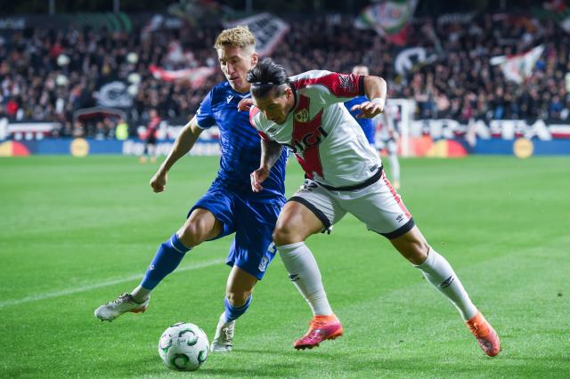 (251107) -- MADRID, Nov. 7, 2025 (Xinhua) -- Alfonso Espino (R) of Rayo Vallecano vies with Joel Pereira of Lech Poznan during the round 3 match between Rayo Vallecano and Lech Poznan at the 2025-2026 UEFA Europa Conference League in Madrid, Spain, Nov. 6, 2025. (Photo by Gustavo Valiente/Xinhua)